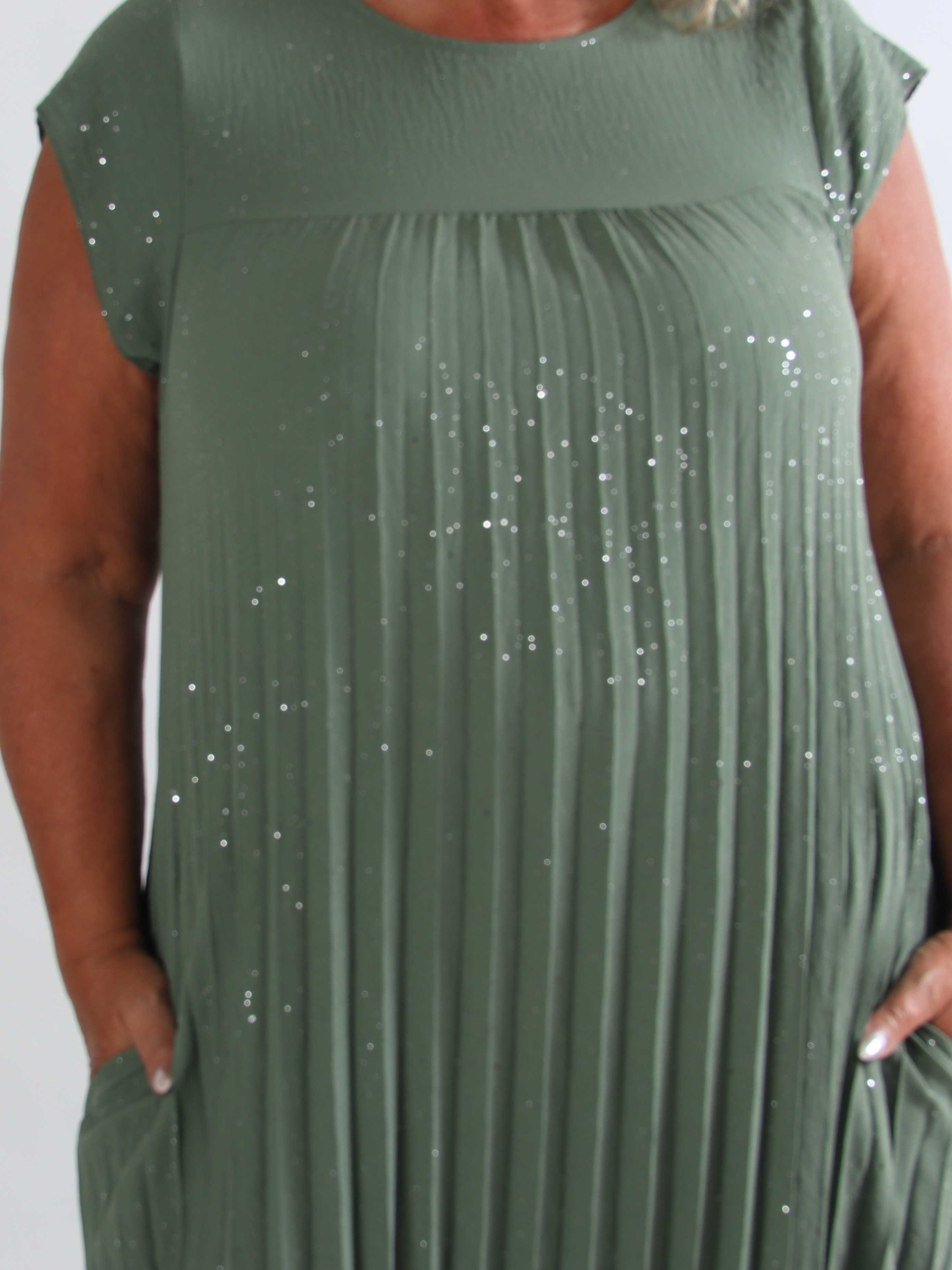 Nancy Glitter - Lang plus size kjole med plisseringer og lommer